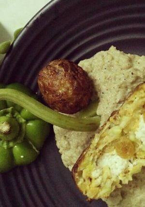 A picture of Shahi lauki kofta in white gravy.