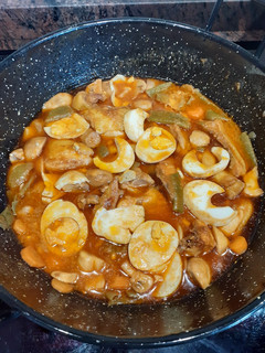 Una foto de Pollo en salsa y verduritas. (Comida aprovechamiento)