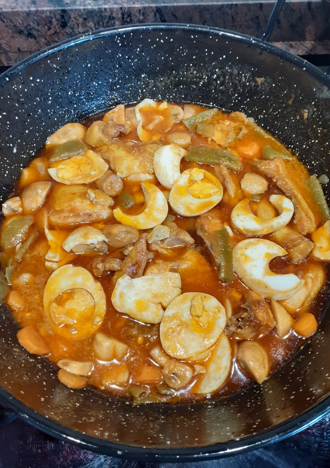 Una foto de Pollo en salsa y verduritas. (Comida aprovechamiento)