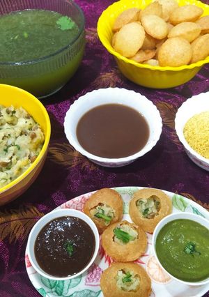 खट्टा मीठा तीखा होममेड गोलगप्पे (Khatta mitha teekha homemade golgappe recipe in hindi) रेसिपी मुख्य फोटो