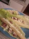 Barquillos de lechuga con queso cottage y atún
