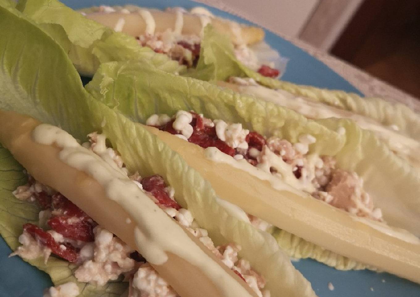 Barquillos de lechuga con queso cottage y atún