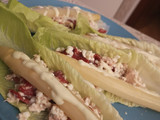 Barquillos de lechuga con queso cottage y atún
