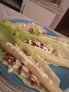 Una foto de Barquillos de lechuga con queso cottage y atún