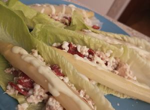 Foto principal de Barquillos de lechuga con queso cottage y atún
