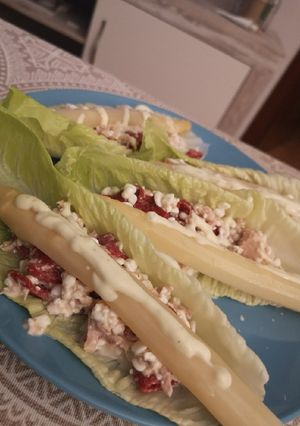 Una foto de Barquillos de lechuga con queso cottage y atún