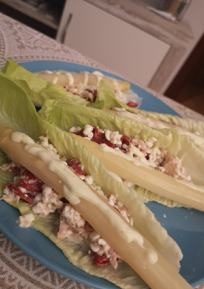 Una foto de Barquillos de lechuga con queso cottage y atún