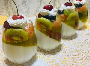 Una foto de PanaCotta con frutas frescas 2020