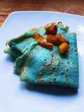 Crepes coloridas con manzana caramelizada