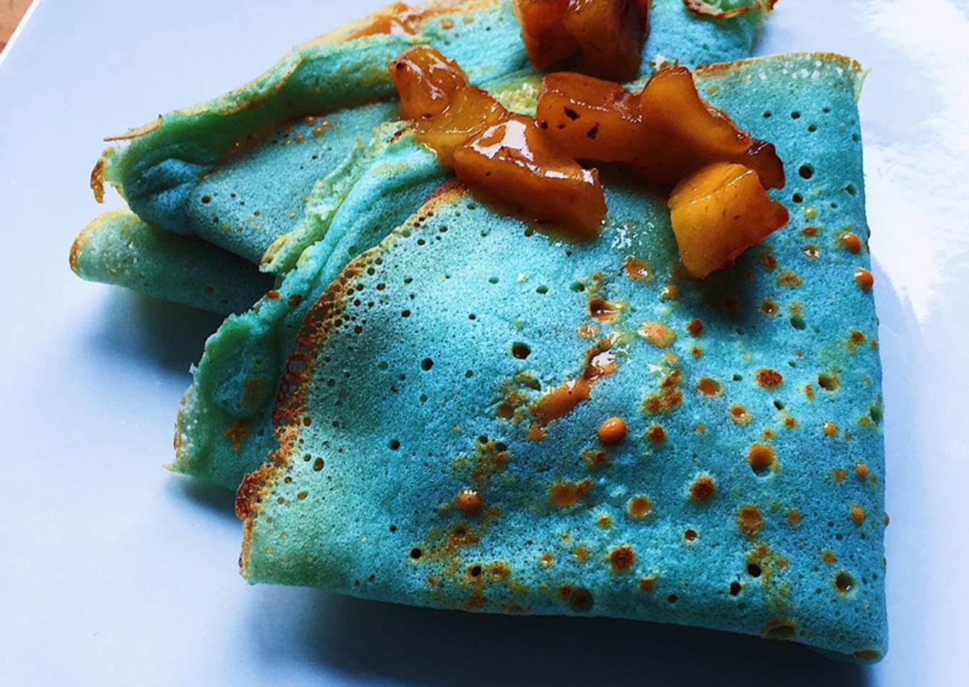 Crepes coloridas con manzana caramelizada