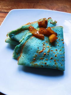 Una foto de Crepes coloridas con manzana caramelizada