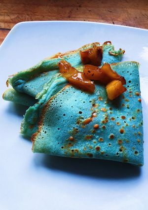 Una foto de Crepes coloridas con manzana caramelizada
