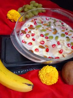 चीकू बनाना स्मूदी बाउल (Chikoo Banana Smoothie Bowl ki recipe in hindi) रेसिपी मुख्य फोटो