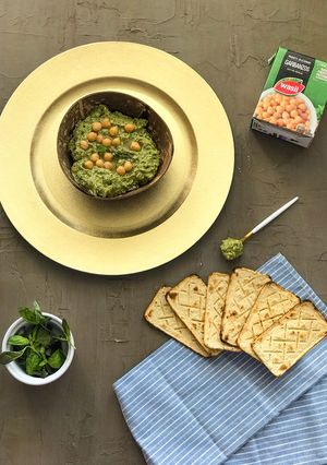 Una foto de Hummus de Pesto