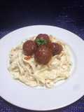 Spaghetti en Salsa de tres Queso Acompañado con Albóndigas de Carne Molida en Salsa de Tomate!!