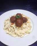 Spaghetti en Salsa de tres Queso Acompañado con Albóndigas de Carne Molida en Salsa de Tomate!!
