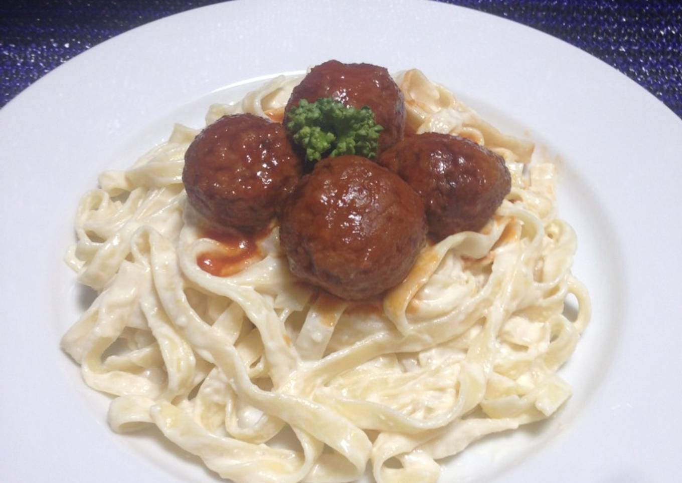 Spaghetti en Salsa de tres Queso Acompañado con Albóndigas de Carne Molida en Salsa de Tomate!!