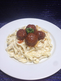 Una foto de Spaghetti en Salsa de tres Queso Acompañado con Albóndigas de Carne Molida en Salsa de Tomate!!