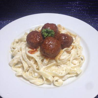 Spaghetti en Salsa de tres Queso Acompañado con Albóndigas de Carne Molida  en Salsa de Tomate!! Receta de yenit julia tajiri- Cookpad