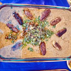 A picture of Lahori Hareesa with chicken kabab.