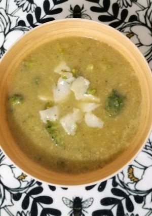 Una foto de Sopa de brócoli 🥦🍲/ low carb / cetógenica