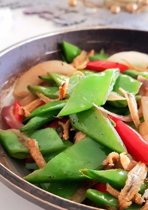A picture of Snow Peas with Caramelized Onions and Crispy Anchovies.