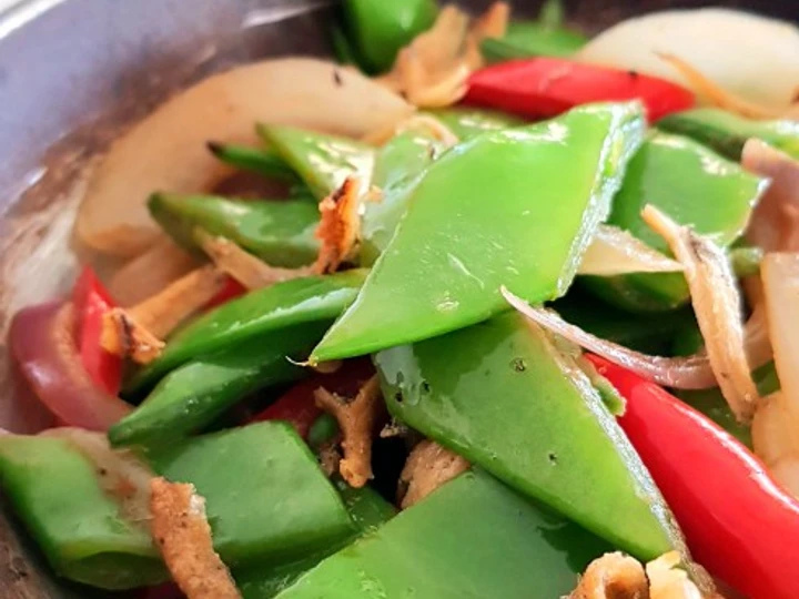 Easy Way Make Recipe Snow Peas with Caramelized Onions and Crispy Anchovies that is Awesome, Can Spoil the Tongue}