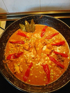 Una foto de Conejo con arroz y guisantes