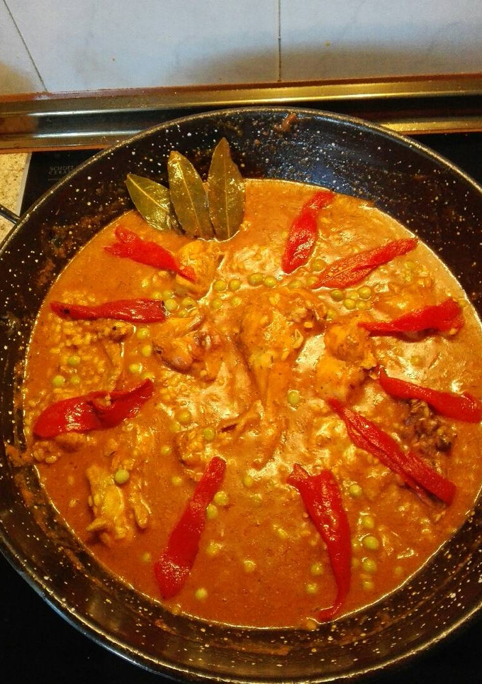 Una foto de Conejo con arroz y guisantes