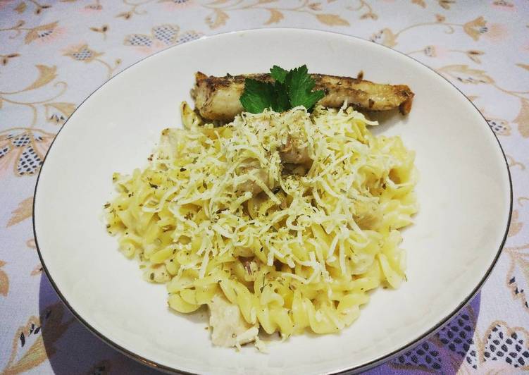 Dory-Chicken Fussili Alfredo