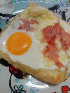 Una foto de Sándwich hojaldrado con huevo