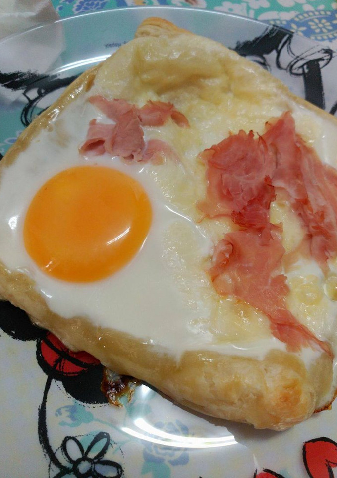 Una foto de Sándwich hojaldrado con huevo