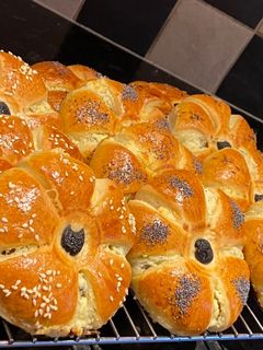 O poză a rețetei Chifle Floare Umplute cu brânză, măsline și mărar😍😋👌.