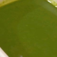 A picture of Green chutney.