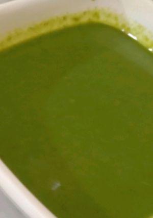 A picture of Green chutney.