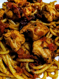 Una foto de ESPAGUETTIS🍝Con Tomate🍅 Seco al orégano y Pesto...!