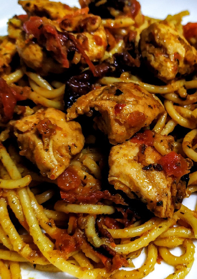 Una foto de ESPAGUETTIS🍝Con Tomate🍅 Seco al orégano y Pesto...!