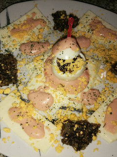 Una foto de Huevos rellenos con morcilla de burgos y salsa rosa