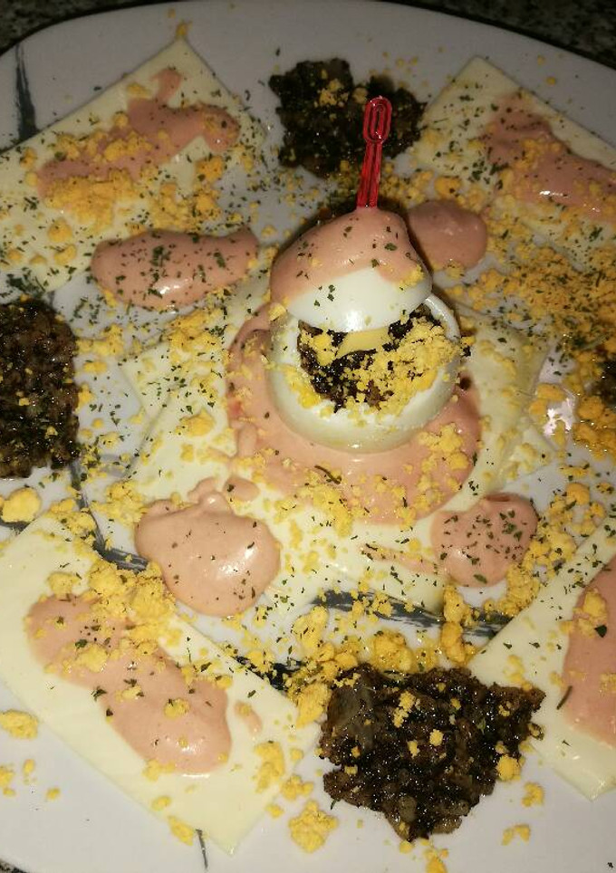 Una foto de Huevos rellenos con morcilla de burgos y salsa rosa
