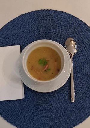Una foto de Crema de yuca con bacon