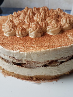 Tiramisu sajttorta sütés nélkül recept fotója