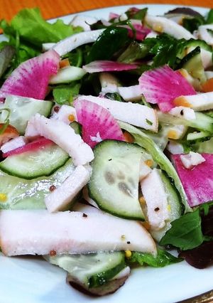 Фото Салат с курицей и овощами.