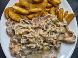 Chuletas de cerdo con salsa de champiñones y crujiente de bacon