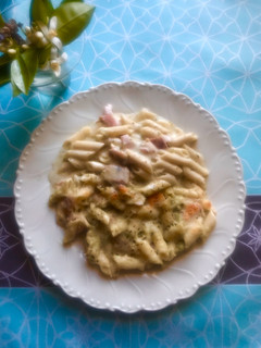 Una foto de Macarrones con bacon, nata y guacamole!!!