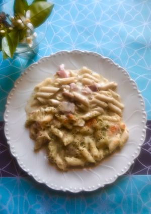 Una foto de Macarrones con bacon, nata y guacamole!!!