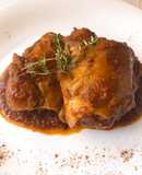 Contramuslos de pollo en salsa de vino tinto, tomillo y miel