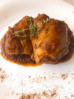 Una foto de Contramuslos de pollo en salsa de vino tinto, tomillo y miel