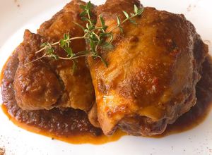 Foto principal de Contramuslos de pollo en salsa de vino tinto, tomillo y miel