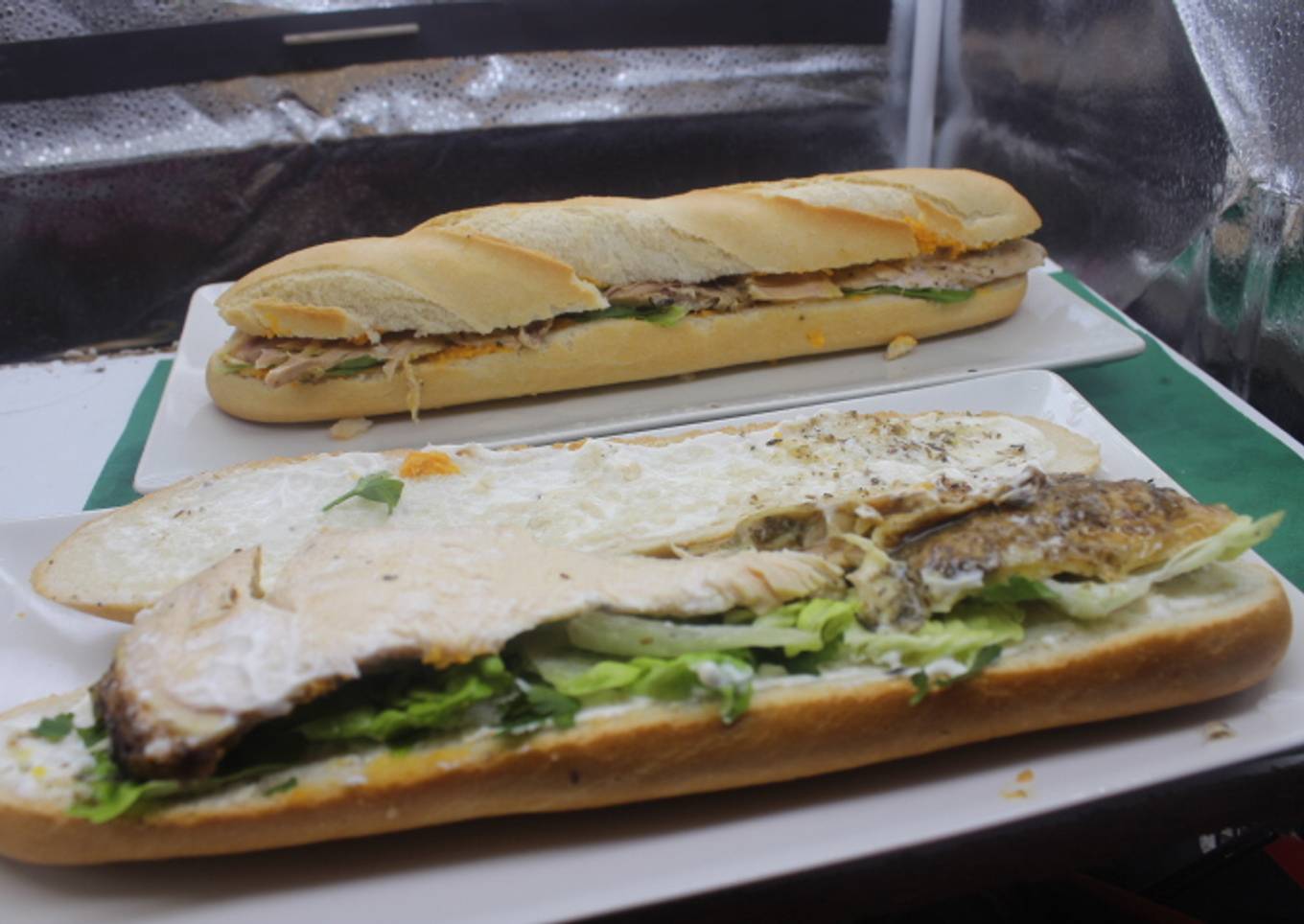 Bocadillos de sobras de pollo asado con lechuga