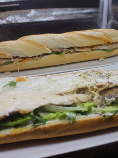 Una foto de Bocadillos de sobras de pollo asado con lechuga
